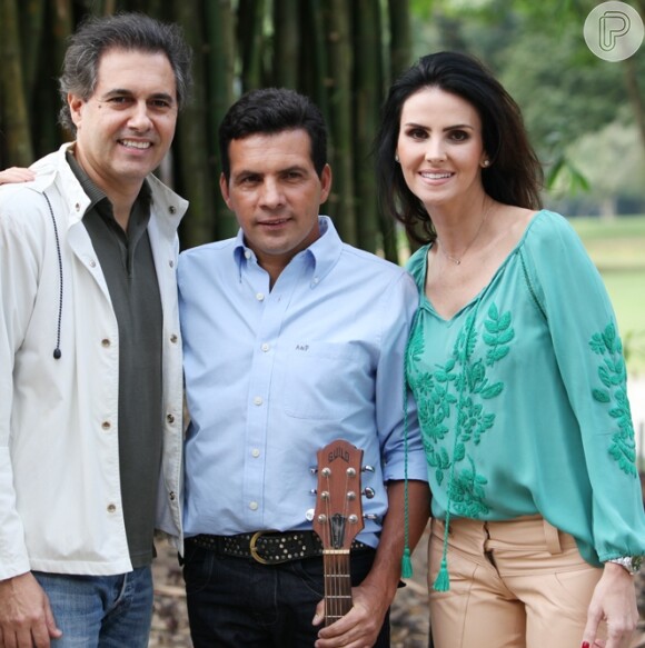 Lisandra Souto posa com Paulinho Reis e o namorado, Gustavo Fernandes. O companheiro da atriz foi o diretor do trabalho