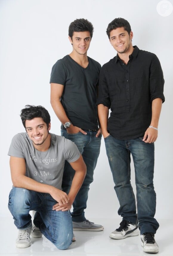 O ator é irmão dos atores Bruno Gissoni, Rodrigo Simas e Felipe Simas