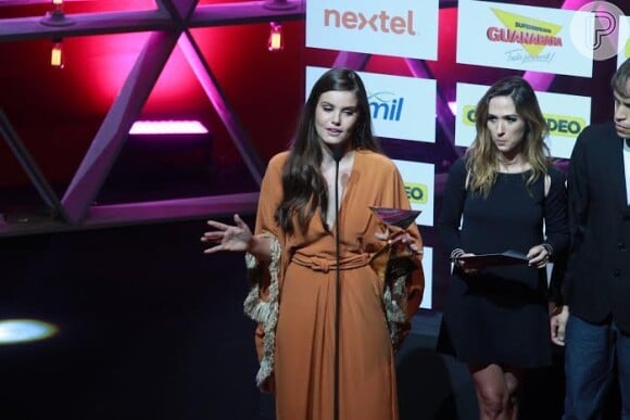 Camila Queiroz foi a atriz revelação de 2015 no 18º Prêmio Extra de Televisão