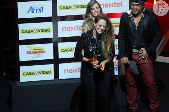A cantora Tiê recebeu o prêmio pela música 'A Noite', trilha da novela 'I Love Paraisópolis' no 18º Prêmio Extra de Televisão