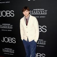 Ashton Kutcher divulga o filme 'jOBS' com look elegante, em Los Angeles