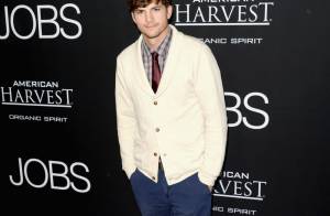 Ashton Kutcher divulga o filme 'jOBS' com look elegante, em Los Angeles