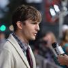 Ashton Kutcher dá entrevista durante a première do filme 'jOBS'