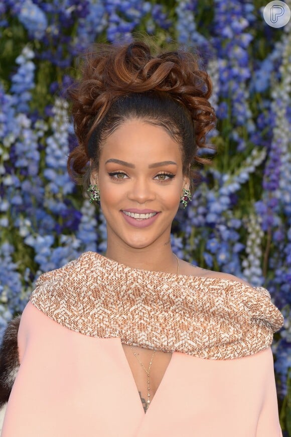Rihanna costuma prestigiar eventos do mundo fashion, como a Semana de Moda de Paris