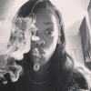 Rihanna já postou fotos fumando em suas redes sociais