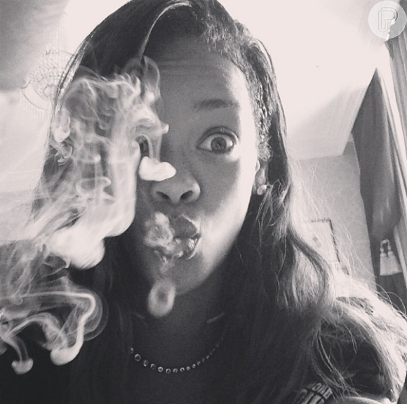 Rihanna já postou fotos fumando em suas redes sociais