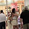 Bruna Marquezine passeia em shopping com bolsa da Gucci nesta quarta-feira, 18 de novembro de 2015