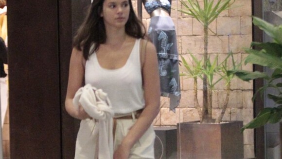 Bruna Marquezine usa blusa cavada com lingerie à mostra e bolsa de R$ 10 mil