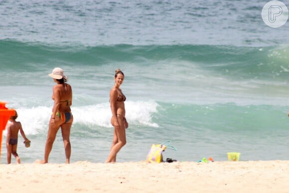 A modelo mostrou estar em ótima forma na praia de Ipanema