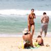 Yasmin Brunet exibe boa forma de biquíni em praia da Barra da Tijuca