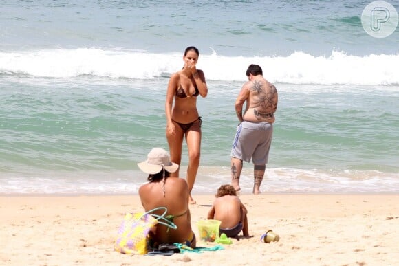 Yasmin Brunet exibe boa forma de biquíni em praia da Barra da Tijuca