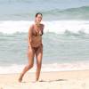 Yasmin Brunet impressiona pela boa forma em praia do Rio de Janeiro