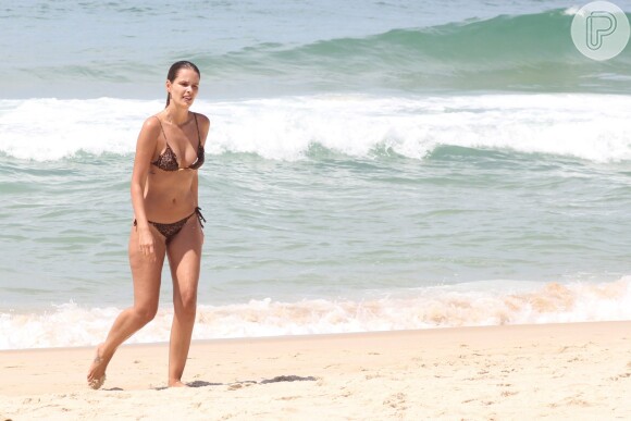 Yasmin Brunet impressiona pela boa forma em praia do Rio de Janeiro