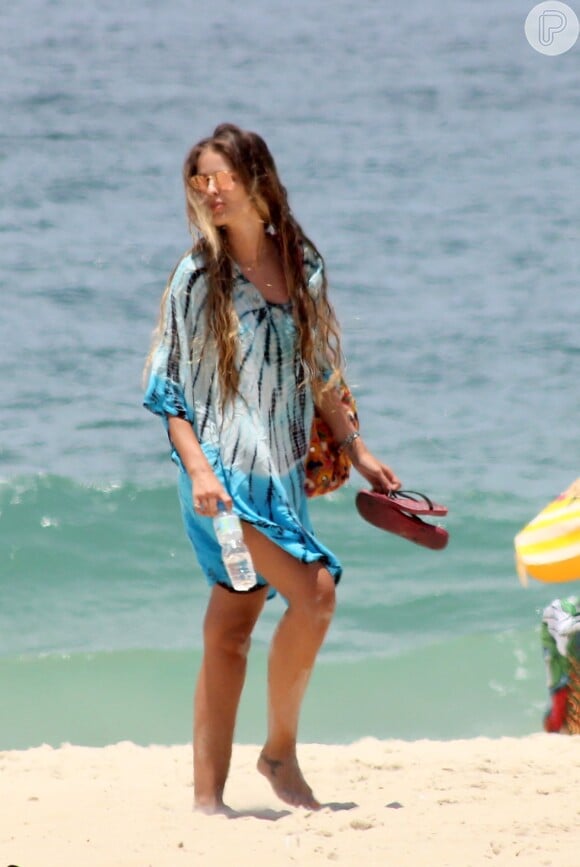 Yasmin Brunet deixa a praia de Ipanema, na Zona Sul do Rio de Janeiro, depois de mergulhar e se bronzear