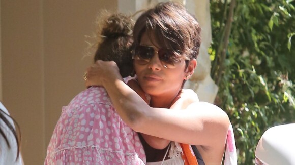 Halle Berry depõe a favor de lei contra assédio de paparazzi a filhos de famosos