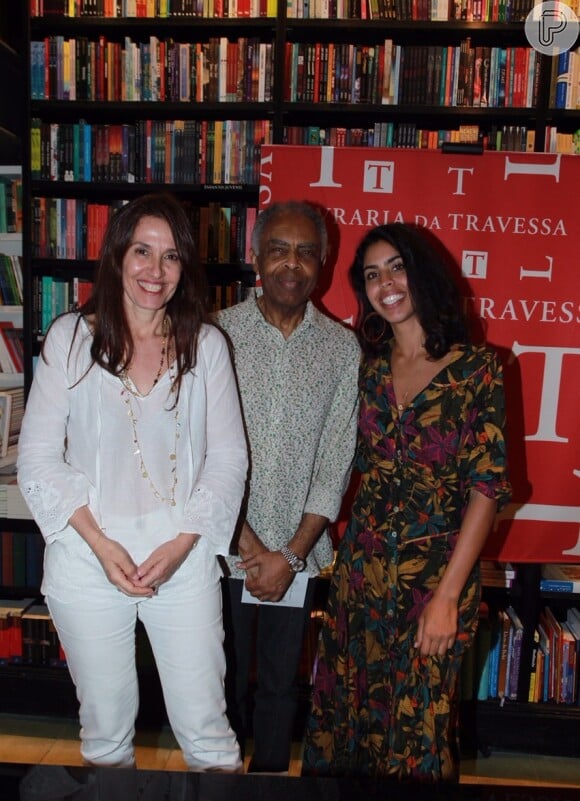 Bela posa com a madrasta, Flora, e o pai, Gilberto Gil, no lançamento de seu livro, no Rio