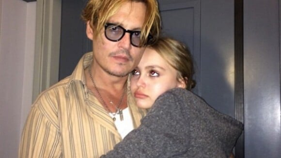 Filha de Johnny Depp se assume bissexual e ele comenta:'Já sabia, me conta tudo'