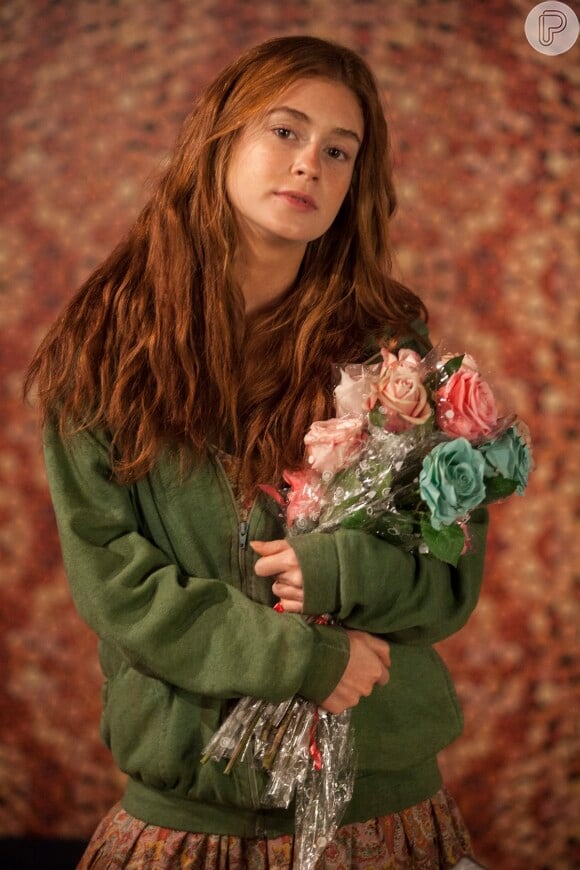 Eliza (Marina Ruy Barbosa) vende flores para viver, na novela 'Totalmente Demais'