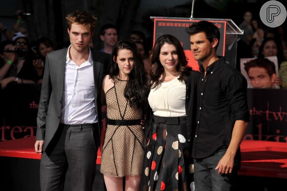 Stephenie Meyer com Robert Pattinson, Kristen Stewart e Taylor Lautner, estrelas da 'Saga Crespúsculo'