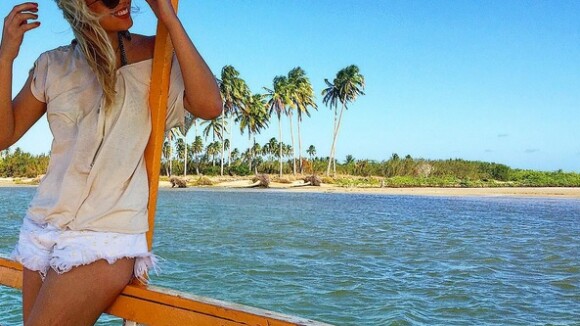 Henri Castelli se derrete pela namorada durante férias em Alagoas: 'Sou feliz'