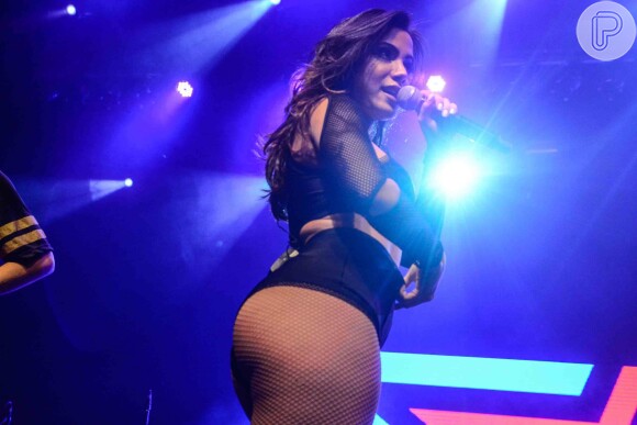 Anitta usa hot pants e top durante show no Tom Brasil, em São Paulo, em 22 de novembro de 2015