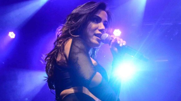 Anitta sensualiza usando hot pants e top em apresentação em São Paulo