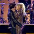 Meghan Trainor e Charlie Puth deram um beijão na boca durante a entrega do American Music Awards