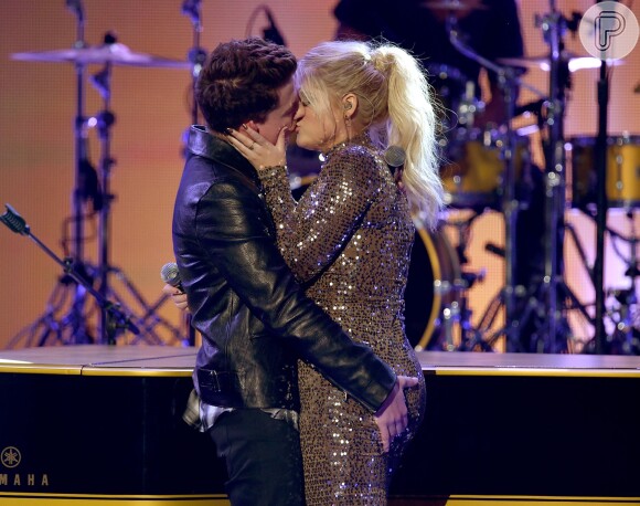 Meghan Trainor e Charlie Puth deram um beijão na boca durante a entrega do American Music Awards