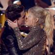  Meghan Trainor e Charlie Puth surpreenderam com beijão durante no American Music Awards 