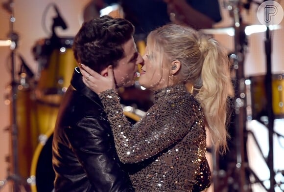Meghan Trainor e Charlie Puth surpreenderam com beijão durante no American Music Awards