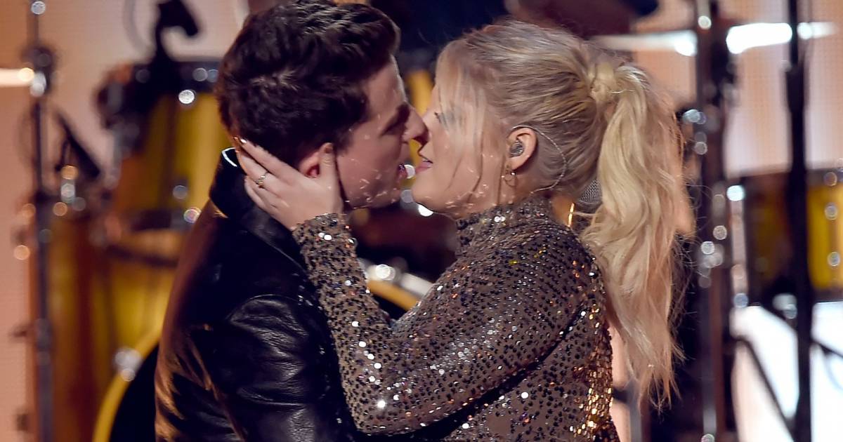 Meghan Trainor e Charlie Puth surpreenderam com beijão durante no