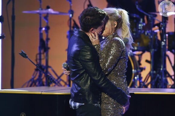 Meghan Trainor ganhou mão boba de Charlie Puth durante performance no American Music Awards