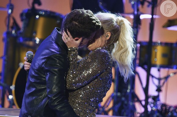 Meghan Trainor e Charlie Puth se beijaram após dueto em 'Marvin Gaye', na entrega do American Music Awards, em Los Angeles, nos Estados Unidos, neste domingo, 22 de novembro de 2015