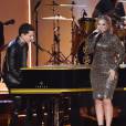 Meghan Trainor cantou acompanhada de Charlie Puth, no piano, durante a entrega do American Music Awards