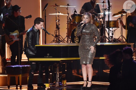 Meghan Trainor cantou acompanhada de Charlie Puth, no piano, durante a entrega do American Music Awards