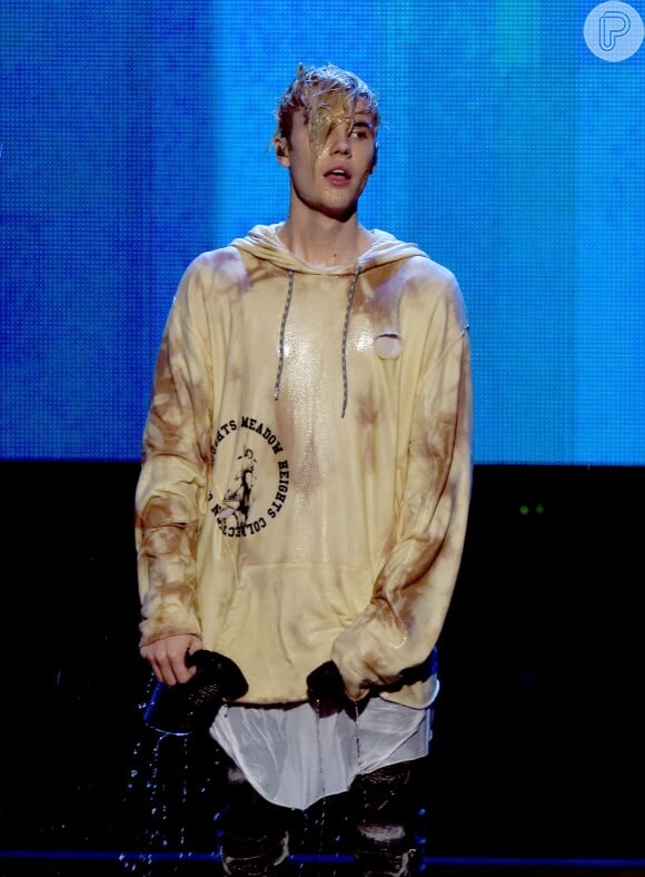 Justin Bieber se apresentou embaixo de chuva no final do American Music Awards