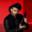 O cantor The Weeknd recebeu seu troféu de Artista Masculino Favorito de Soul/R&amp;B, no American Music Awards