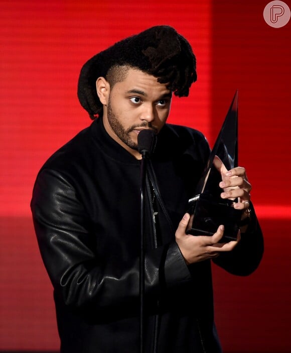 O cantor The Weeknd recebeu seu troféu de Artista Masculino Favorito de Soul/R&B, no American Music Awards