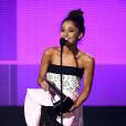 Ariana Grande recebeu o troféu como Artista Feminino Favorito de Pop/Rock
