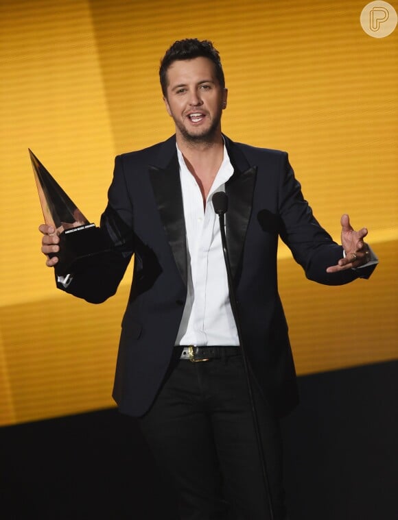 Luke Brayan foi eleito o Artista Favorito de Country, no American Music Awards