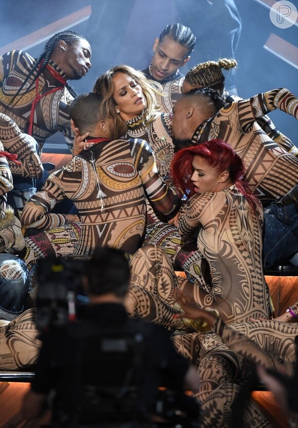 Jennifer Lopez foi outra convidada do American Music Awards, neste domingo, 22 de novembro de 2015