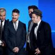Integrantes do Fall Out Boy recebem a estatueta de Artista Alternativo Favorito, no American Music Awards