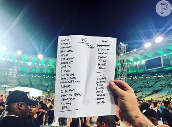 O perfil do Pearl Jam no Instagram postou uma foto do setlist do show no Maracanã