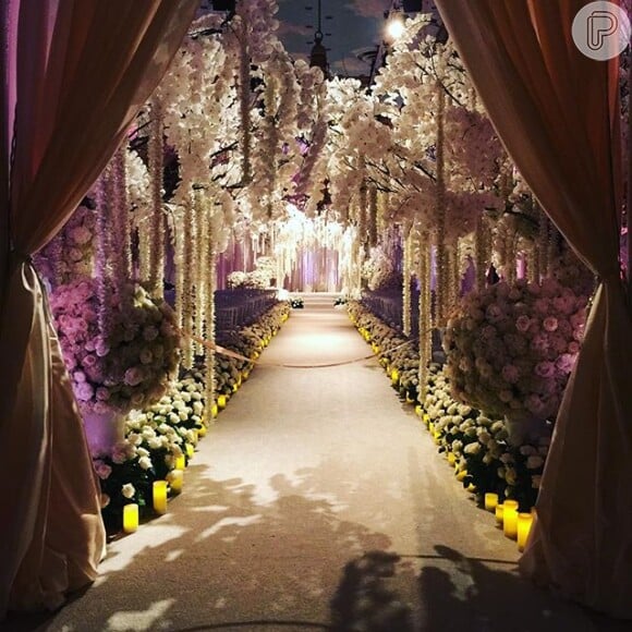 A cerimônia elegante e com decoração romântica contou com muitas flores brancas e rosas, além de velas amarelas