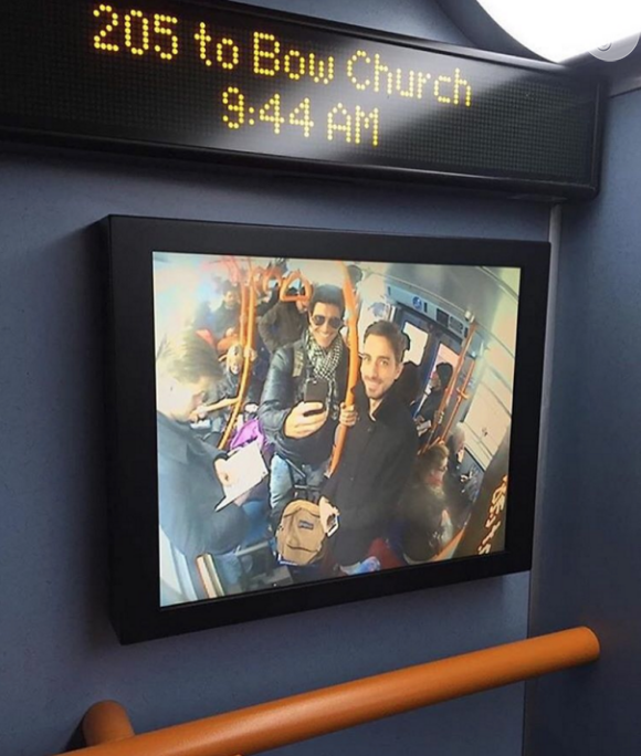 Reynaldo Gianecchini anda de ônibus em Londres e registra o momento no Instagram