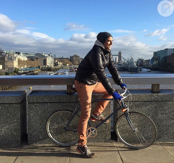 Reynaldo Gianecchini anda de bicicleta em frente ao Rio Tâmisa