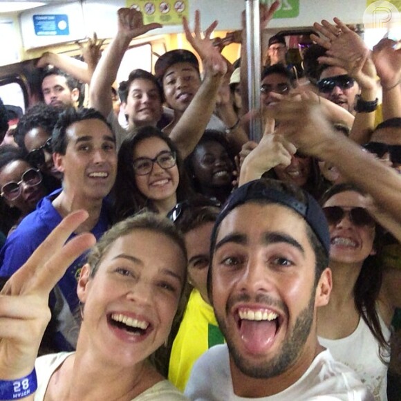 Luana Piovani e Pedro Scooby foram de metrô ao Maracanã e registraram o momento