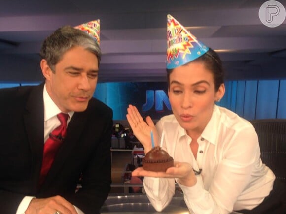 Descontraído também no telejornal, Bonner usou chapéu de festa ao lado de Renata Vasconcellos ao comemorar aniversário de 46 anos do programa