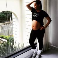 Mônica Carvalho, grávida aos 44 anos, mostra barrigão de 6 meses na academia