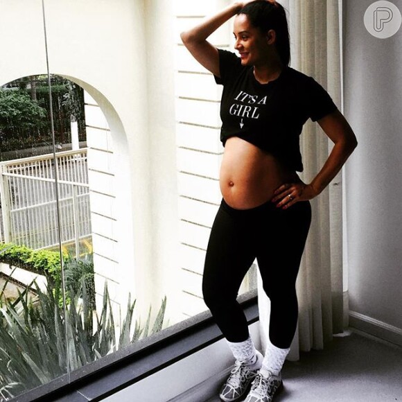 Monica Carvalho mostrou que está em plena atividade. Aos 6 meses de gravidez, a atriz compartilhou uma foto em que aparece com o barrigão de fora após se exercitar. 'Deu uma fome', brincou a artista nesta segunda, 23 de novembro de 2015